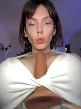 GennaJames live cam on StripChat
