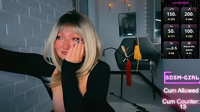 Sandralawrence webcam stripchat model stream image