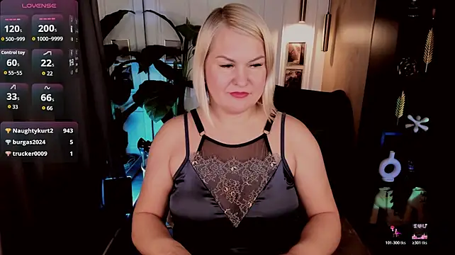 YolandaKiss live cam on StripChat