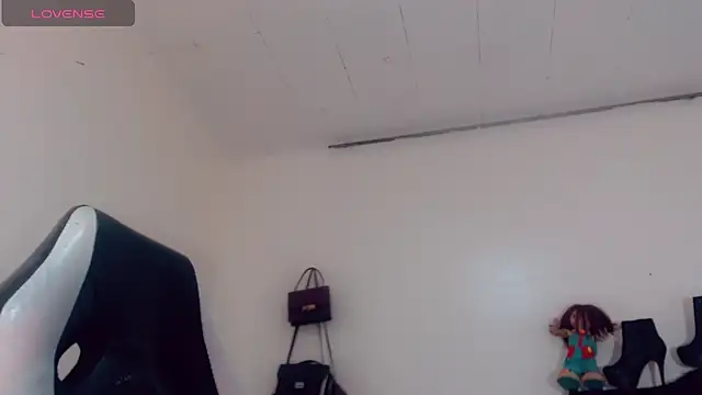 Oriana_braom live cam on StripChat