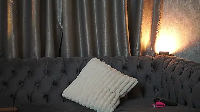 RubyRosa live cam on StripChat