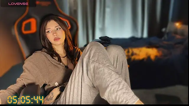 Show webcam en direct avec Bastet - Jouets Lovense interactifs disponibles