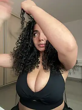 Curlyierr live cam on StripChat