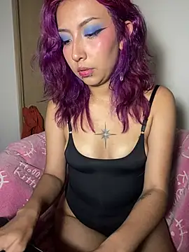 -Raaveen live cam on StripChat