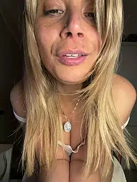 Romy-R-O live cam on StripChat