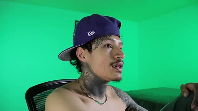 trieone live cam on StripChat