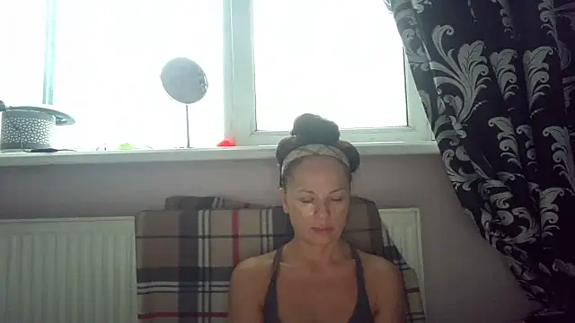 LindaStarS live cam on StripChat