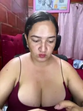 Fresita-12 live cam on StripChat