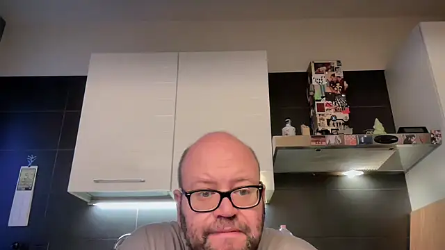 theitalianbear live cam on StripChat