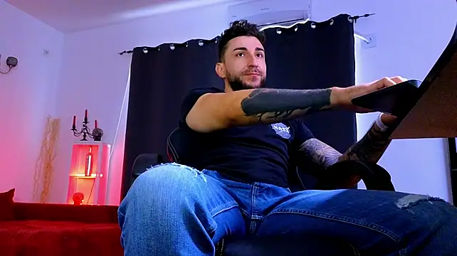 MightyAaron66 live cam on StripChat