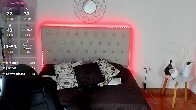 venus_desire hands and knees webcam