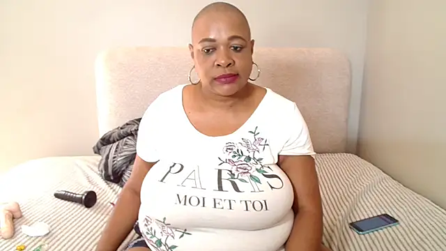 BUSTYQUEEN56_