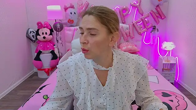 TessaDaybreak live cam on StripChat