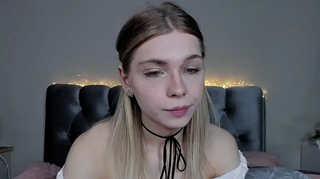 Blondy_Fina live cam on StripChat