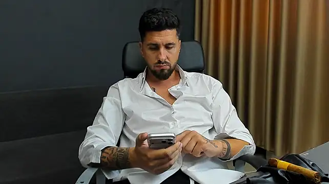 LoganStroud live cam on StripChat
