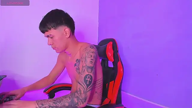 WhyNotDestroy live cam on StripChat