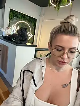 IveySin live cam on StripChat