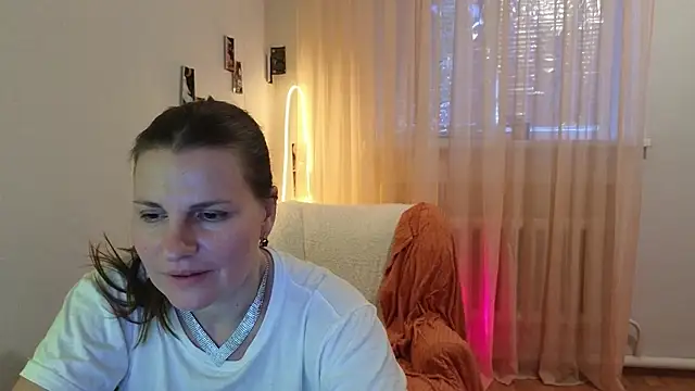 Mirabelle_Velvet live cam on StripChat