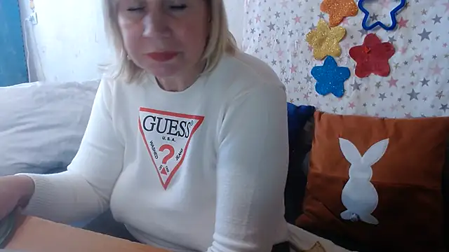 QueenLana live cam on StripChat