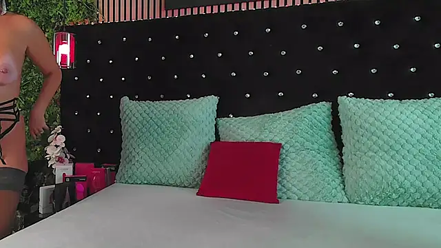 InannaStar live cam on StripChat