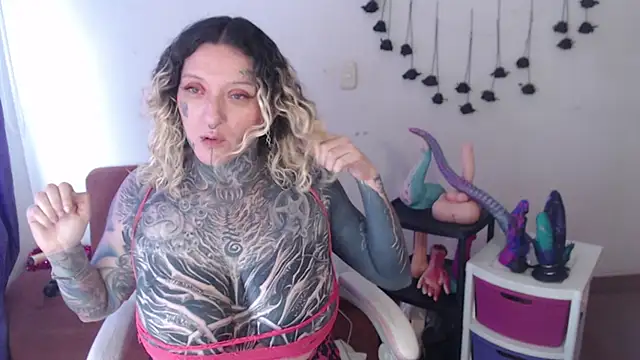 SLOPPYTITSS live cam on StripChat
