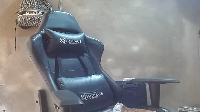 Larry-n-clouds live cam on StripChat