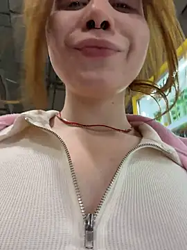 SlavicCandy live cam on StripChat