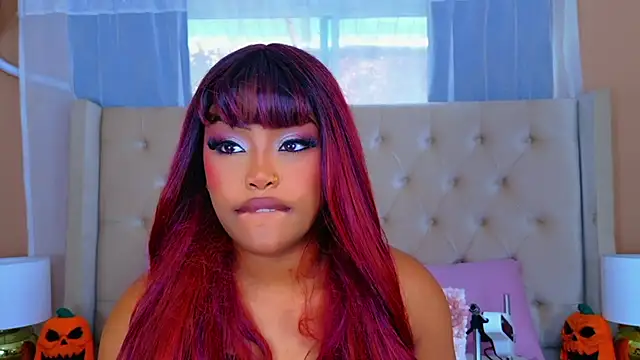 TiannahGlow live cam on StripChat