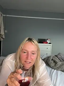Blondnboujee53