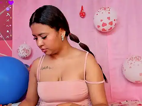 LyndaZoe live cam on StripChat