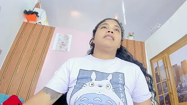 EllyBloom webcam