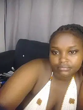 juicy_chubby live cam on StripChat