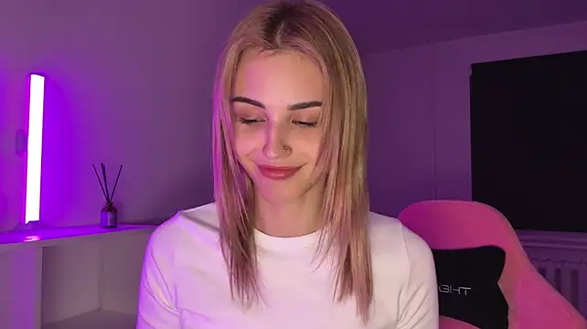 neweva_ live cam on StripChat