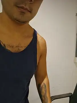 moreno18rn live cam on StripChat