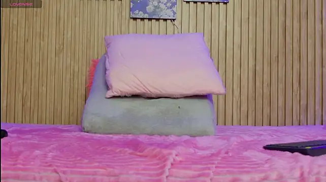 Moonceleste live cam on StripChat