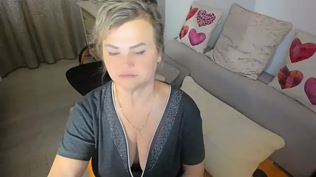 MildMature live sex cam