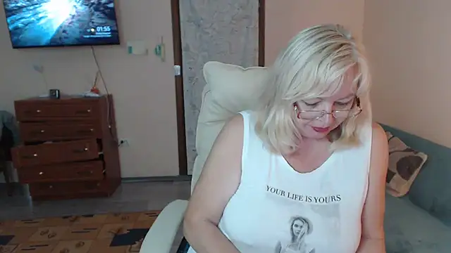 LavandaMay live cam on StripChat
