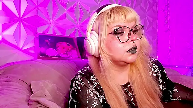 Satyn_doll live cam on StripChat