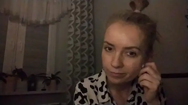 JenniferAlone live cam preview