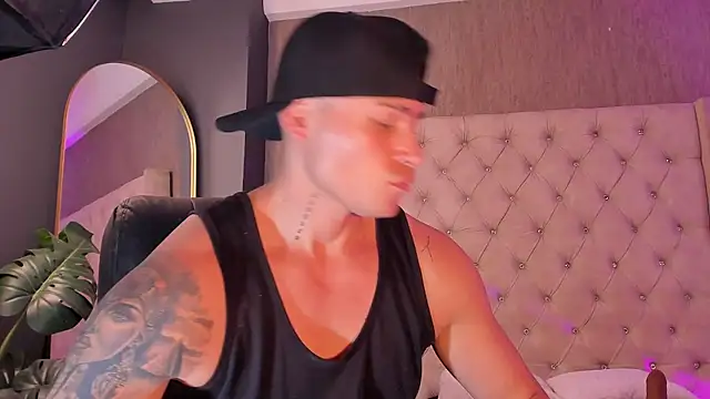 connorsmiith live cam on StripChat