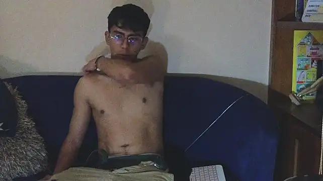 xdarwin33 live cam on StripChat