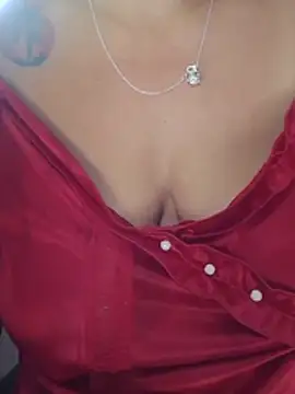 Hotmommax live cam preview