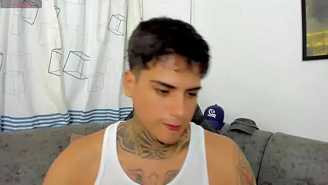 sweetlatinoboy live cam on StripChat