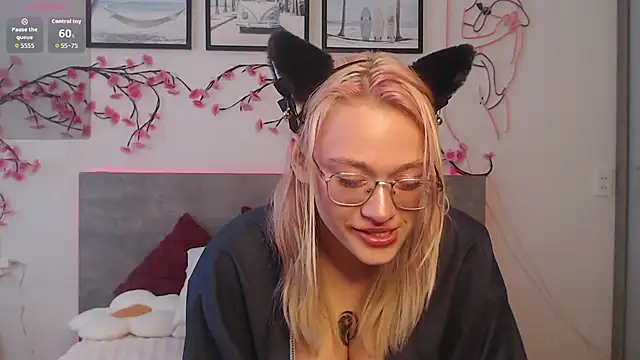 Coraline_bush webcam stripchat model stream image