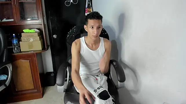 AlphaMarco live cam on StripChat