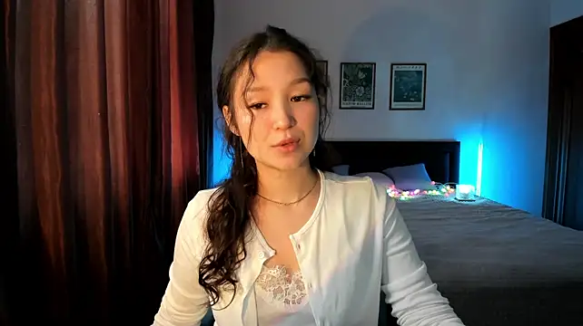 adeline webcam stripchat model stream image