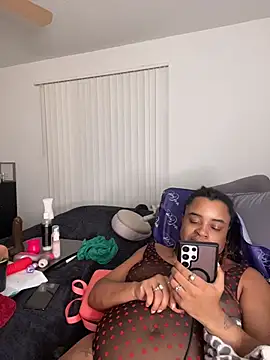 reecieofficial live cam on StripChat