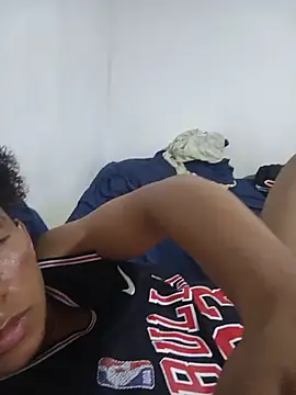 Itzan_1 live cam on StripChat