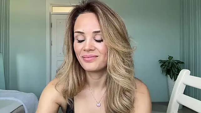 SayraPie live cam on StripChat