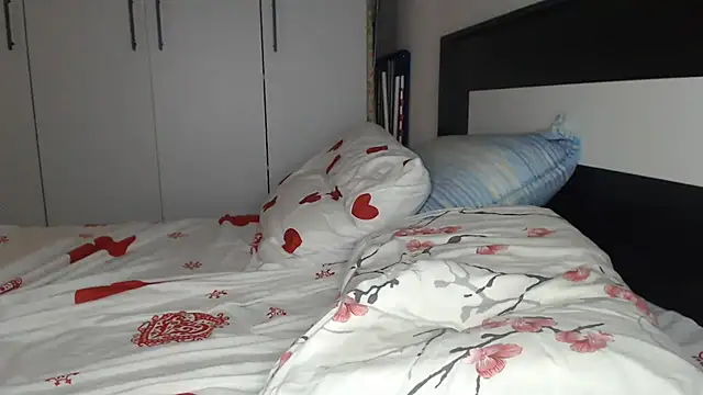 petite_danielle live cam on StripChat